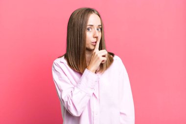 Sessizlik ve sessizlik istiyorum, parmaklarımı ağzımın önüne uzatıp 