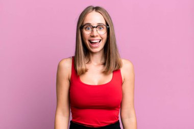 Mutlu ve hoş bir şekilde şaşırmış görünüyordu. Büyülenmiş ve şok olmuş bir ifadeyle heyecanlıydı.