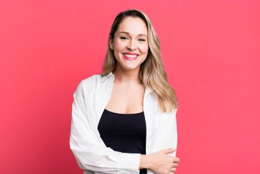 Utangaç ve neşeli bir şekilde gülüyorlar, arkadaşça ve olumlu ama güvensiz bir tavırla.