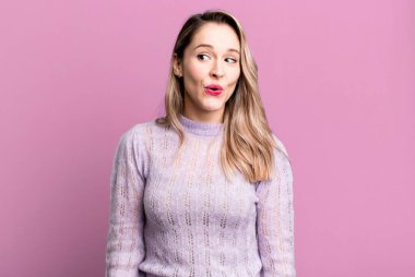 Şok olmuş, mutlu, şaşkın ve şaşırmış hissediyorum, açık ağızla yana bakıyorum.