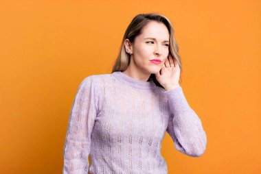 Ciddi ve meraklı görünmek, dinlemek, gizli bir konuşma ya da dedikodu duymaya çalışmak, kulak misafiri olmak.