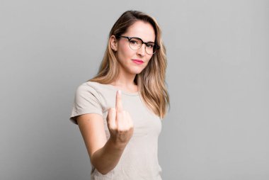 Sinirli, sinirli, isyankar ve agresif hissediyorum. Orta parmağımı şıklatıp karşılık veriyorum.