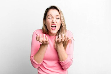 Çaresiz ve hayal kırıklığına uğramış görünüyor, stresli, mutsuz ve sinirli, bağırıyor ve çığlık atıyor
