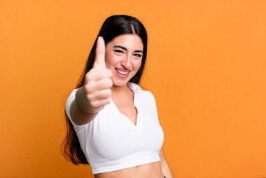 Gururlu, tasasız, kendine güvenen ve mutlu, olumlu gülümseyen.