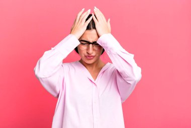 Stresli ve endişeli hissediyorum, depresif ve hayal kırıklığına uğramış, iki elini de başa kaldırıyor.