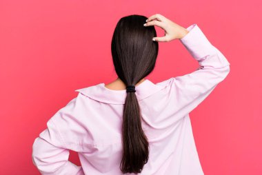 Kafası karışık, kafası karışık, eli kalçasında, dikiz aynasıyla bir çözüm düşünüyor.