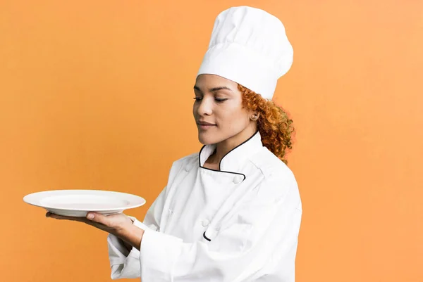 Rood Haar Mooi Chef Kok Vrouw Met Een Lege Schotel — Stockfoto