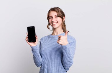 Güzel genç bayan akıllı telefon kullanıyor.