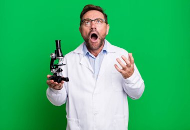 Orta yaşlı adam umutsuz, sinirli ve stresli görünüyor. Bilim adamı konsepti