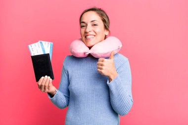 Güzel sarışın kadın gururlu, olumlu gülümsüyor. uçuş yolcu kavramı