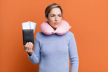 Güzel sarışın kadın üzgün, üzgün ya da kızgın ve yana bakıyor. uçuş yolcu kavramı