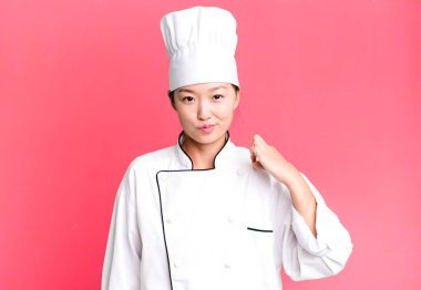 Güzel Asyalı kadın kibirli, başarılı, pozitif ve gururlu görünüyor. restoran şefi konsepti