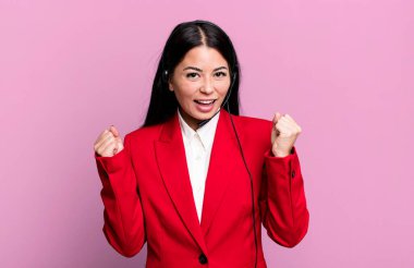 İspanyol güzel kadın şokta, gülüyor ve başarıyı kutluyor. tele pazarlama kavramı