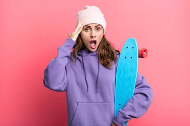 İspanyol güzel kadın şaşırmış görünüyor, yeni bir düşünce, fikir ya da konsept fark ediyor. kaykay konsepti