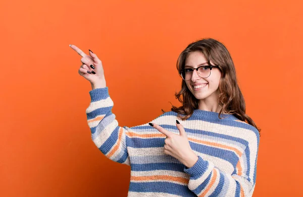 Kafkasyalı güzel sarışın kadın. Senin konseptini kopyalamak için bir yeri var.