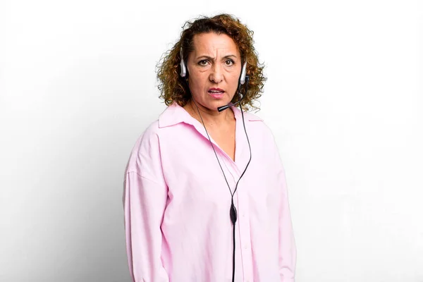 Mujer Mediana Edad Bastante Sentirse Perplejo Confundido Con Auricular Concepto —  Fotos de Stock