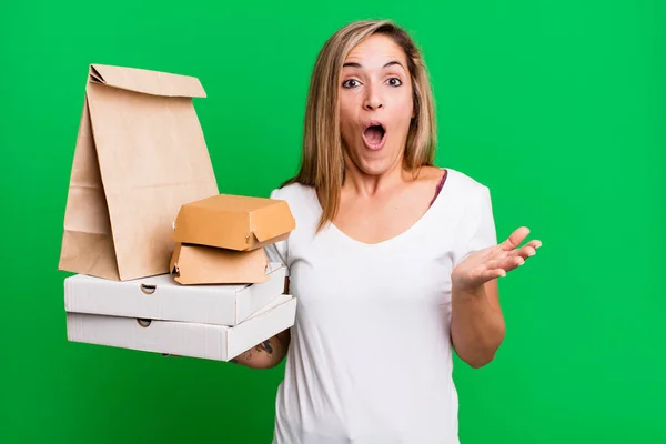 かなりブロンドの女性は驚きショックを受け驚くほど驚きました 配送は食品パッケージの概念を取り除き — ストック写真