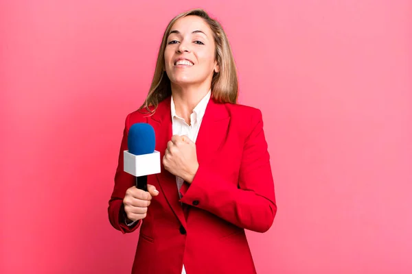 Pretty Blonde Woman Feeling Happy Facing Challenge Celebrating Presenter Microphone — Foto Stock