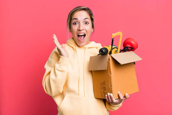 Pretty Blonde Woman Feeling Happy Astonished Something Unbelievable Tool Box — Stockfoto