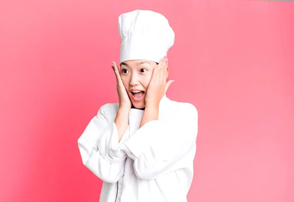Hezká Asiatka Cítí Šťastná Vzrušená Překvapená Koncepce Šéfkuchaře Restaurace — Stock fotografie