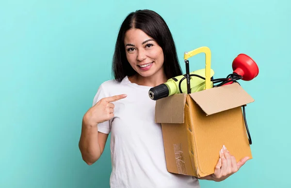 Hispanic Pretty Woman Looking Excited Surprised Pointing Side Tool Box — Fotografia de Stock