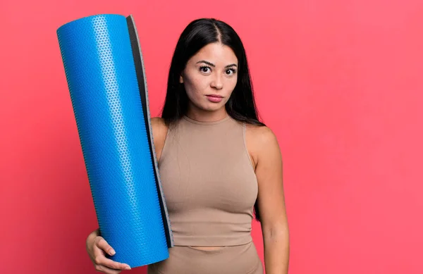 Hispanic Pretty Woman Feeling Puzzled Confused Yoga Concept — ストック写真