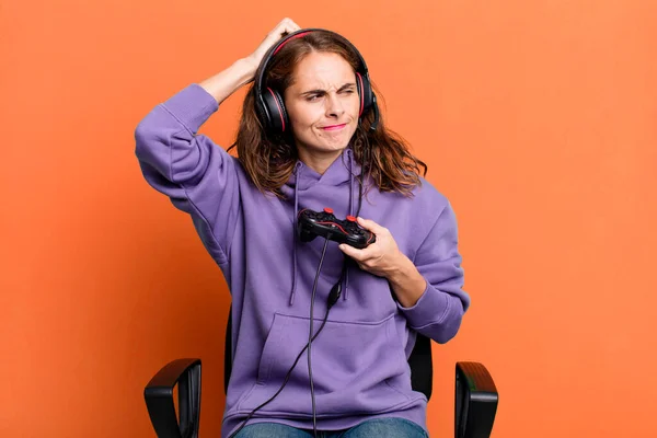 Hispanic Pretty Woman Smiling Happily Daydreaming Doubting Gamer Concept — Stockfoto