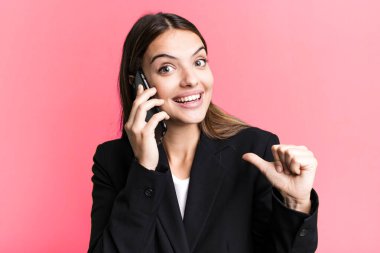 Genç ve güzel iş kadını akıllı telefonunu kullanıyor.