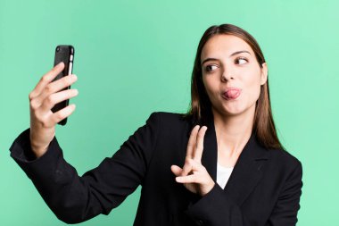 Genç ve güzel iş kadını akıllı telefonunu kullanıyor.