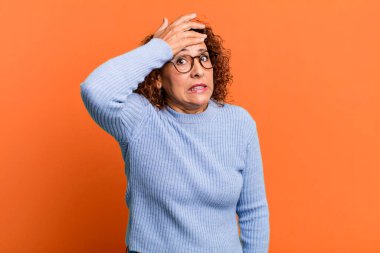 Orta yaşlı İspanyol bir kadın unutulmuş bir teslim tarihi yüzünden panikliyor, stresli hissediyor, bir karmaşayı veya hatayı örtbas etmek zorunda kalıyor.