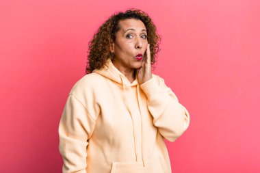 Orta yaşlı İspanyol kadın şoke olmuş ve ağzı açık halde yüz yüze inanamamaktan şaşkına dönmüş durumda.