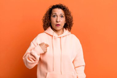 Orta yaşlı, kafası karışmış, kafası karışmış ve kendine güveni olmayan bir kadın kendini gösterip kim olduğunu soruyor, ben mi??