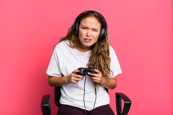 Hispanic Pretty Woman Feeling Puzzled Confused Gamer Concept — Stock Photo, Image