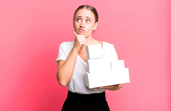 Caucasian Pretty Woman Thinking Feeling Doubtful Confused White Boxes Packages — Stockfoto