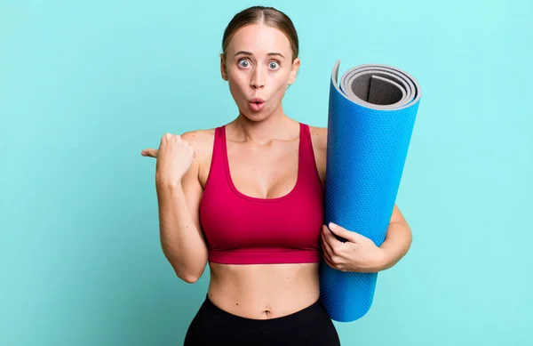 Caucasian Pretty Woman Looking Astonished Disbelief Fitness Yoga Concept — Photo