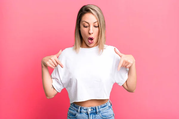Blonde Adult Woman Feeling Shocked Open Mouthed Amazed Looking Pointing — ストック写真