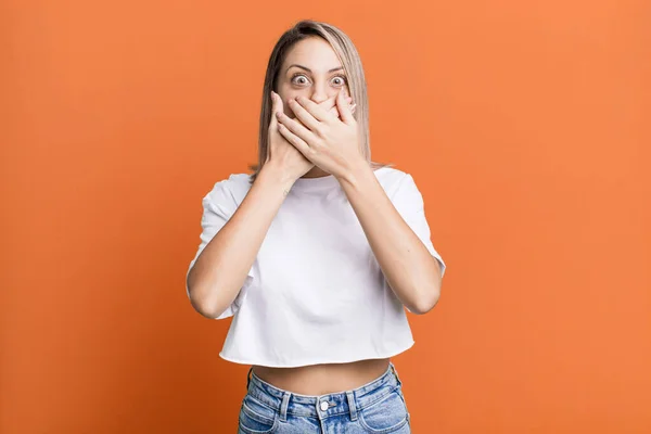 Blonde Adult Woman Covering Mouth Hands Shocked Surprised Expression Keeping — Photo