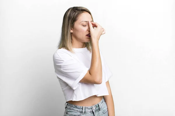 Mujer Adulta Rubia Sintiéndose Estresada Infeliz Frustrada Tocando Frente Sufriendo — Foto de Stock