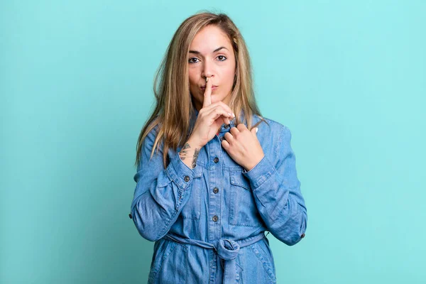 Sarışın Yetişkin Bir Kadın Ciddi Görünüyor Parmaklarını Dudaklarına Bastırıp Sessizlik — Stok fotoğraf