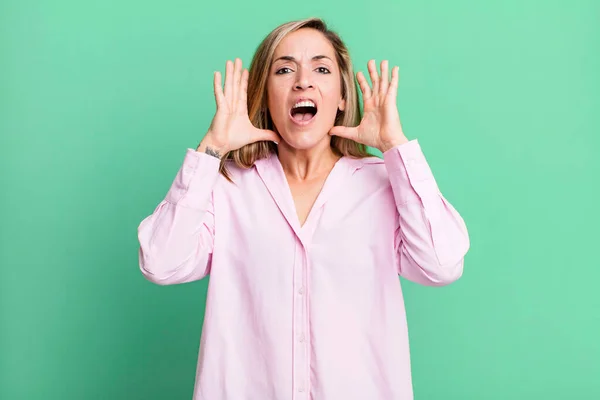 Blonde Adult Woman Screaming Hands Air Feeling Furious Frustrated Stressed — Photo