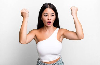 Güzel Latin kadın inanılmaz bir başarıyı kutluyor. Kazanan gibi, heyecanlı ve mutlu görünüyor. Al bunu.!