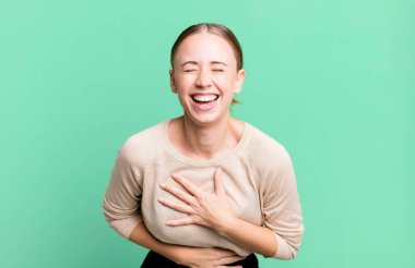 Komik bir şakaya yüksek sesle gülmek, mutlu ve neşeli hissetmek, eğlenmek.