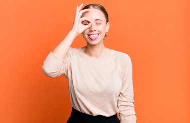 Komik yüzle mutlu bir şekilde gülümsüyor, şaka yapıyor ve gözetleme deliğinden bakıyor, sırları gözetliyor.