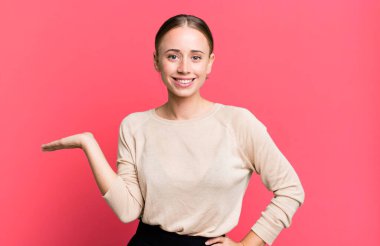 Gülümseyen, kendinden emin, başarılı ve mutlu hisseden, fotokopi alanında konsept veya fikir gösteren