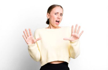 Sersemlemiş ve korkmuş hissediyorum. Korkutucu bir şeyden korkuyorum. Ellerim açık, uzak dur diyorum.