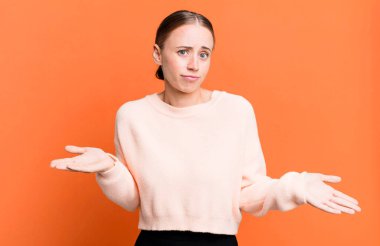 Kafası karışmış, kafası karışmış, doğru cevap ya da karardan emin olmayan, bir seçim yapmaya çalışan