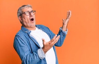 Orta yaşlı bir adam opera yapıyor ya da konserde şarkı söylüyor. Romantik, sanatsal ve tutkulu.