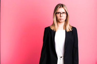 Genç, güzel bir kadın üzgün ve mızmızlanıyor. Mutsuz bir bakışı var ve ağlıyor. iş kavramı