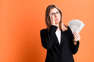 Genç ve güzel bir kadın sıkıcı, bıkkın ve uykulu hissediyor. iş ve para kavramı