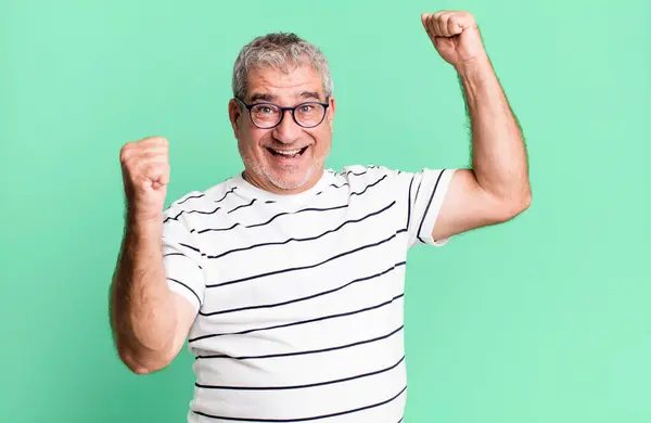 Senior Mittleren Alters Schreit Triumphierend Sieht Aus Wie Ein Aufgeregter — Stockfoto